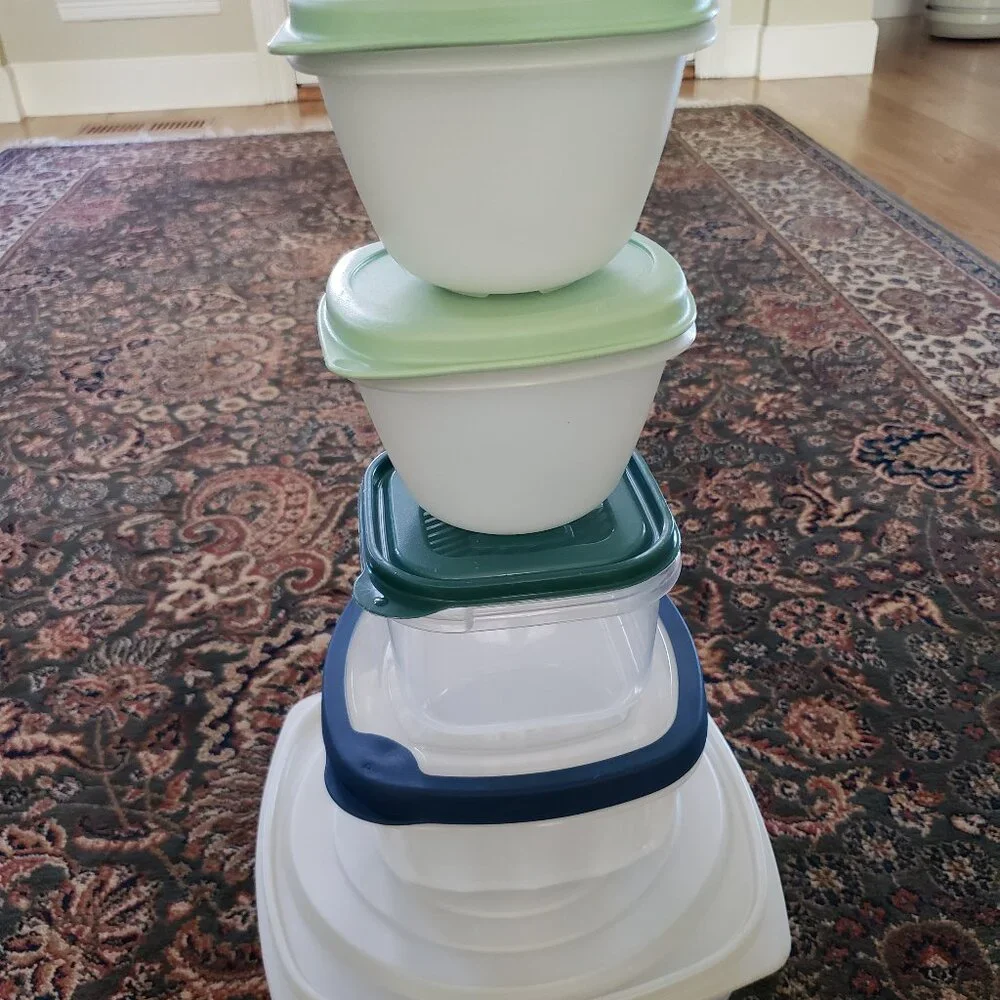 Lot of 5 Food Storage Containers with lids - Various sizes - Picture 2 of 15